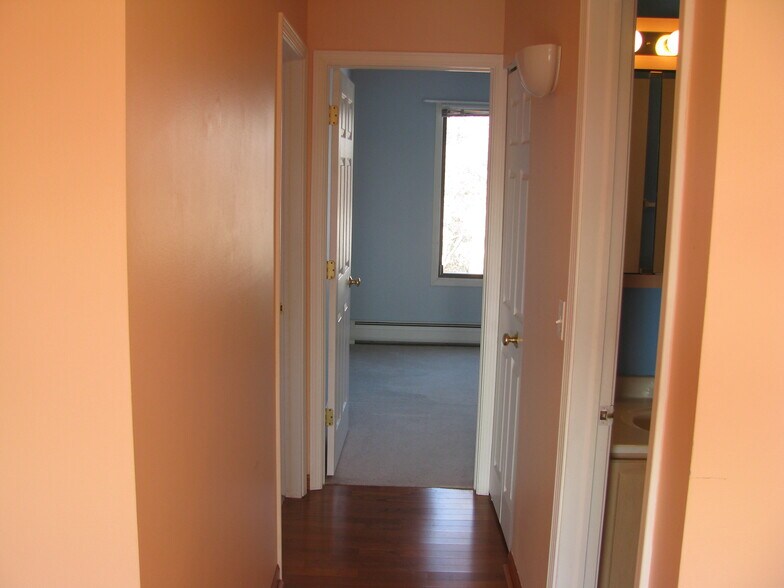 Building Photo - 985 S Court of Shorewood