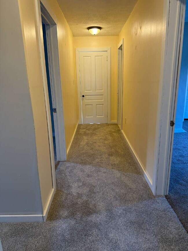 Building Photo - Charming 4 Bedroom Home with 2 Full Baths in Grand Rapids
