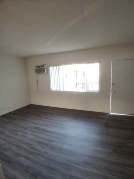 Building Photo - 13129 Oxnard St