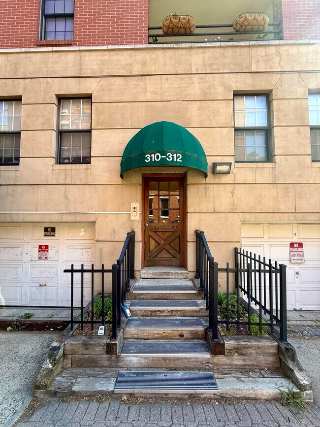 Building Photo - 312 10th St