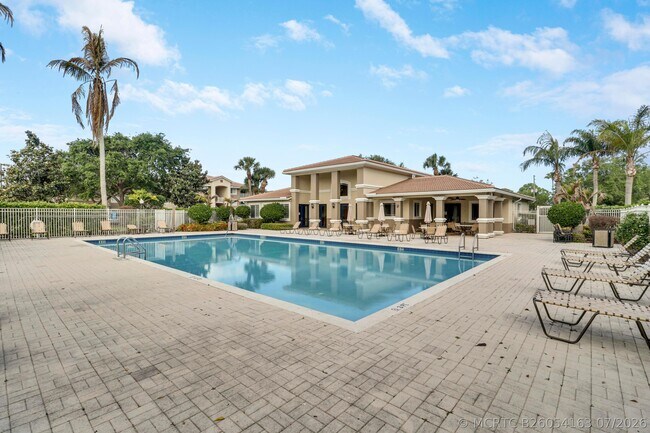 Building Photo - 121 SW Palm Dr