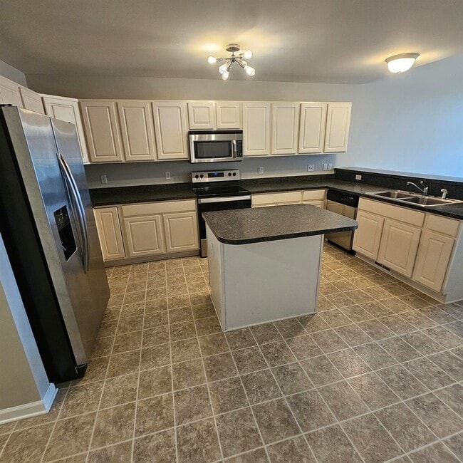 Building Photo - 3 Bedroom, 2.5 Bath Condo, Kitchen with St...