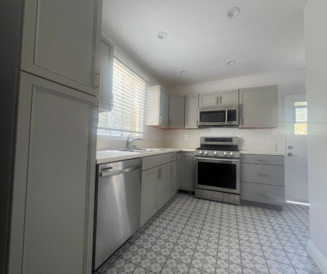 Building Photo - 1028 17th St