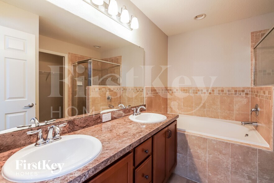 Building Photo - 881 Greenshank Dr