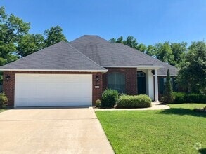 Building Photo - Beautiful Legacy Home!