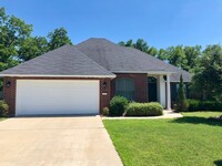 Building Photo - Beautiful Legacy Home!