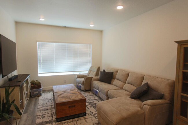 Building Photo - DESERT COLOR 3 Bed 2.5 Bath