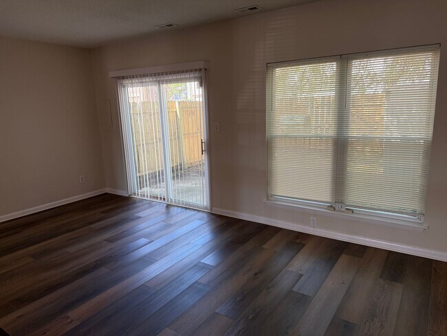 Building Photo - WINDSOR OAKS WEST - Three Bedroom Townhome