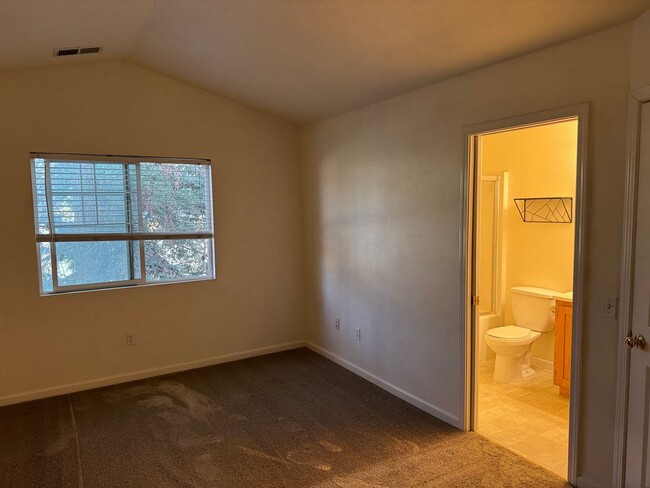 Building Photo - Charming 2 Bedroom 1.5 Bathroom Townhome w...