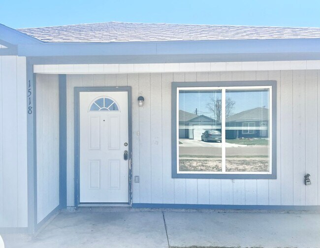 Building Photo - Modern, newer build, large backyard!
