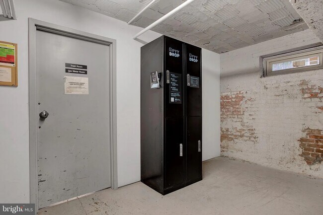 Building Photo - 1417 Newton St NW