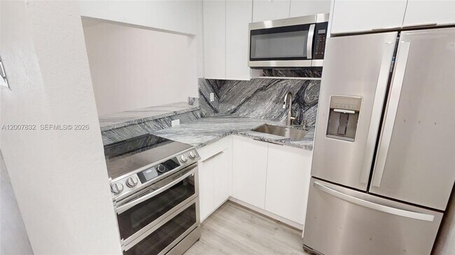 Building Photo - 1441 Lincoln Rd