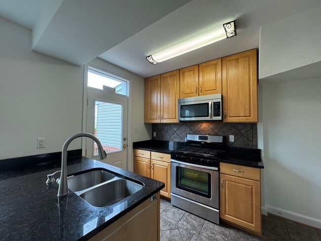 Building Photo - Charming 2 Bed 1 Bath Interior Townhome Wi...