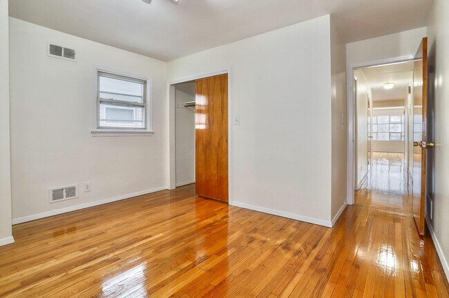 Building Photo - 502 Ave E