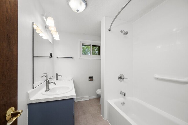 Building Photo - 3129 Windsor Dr