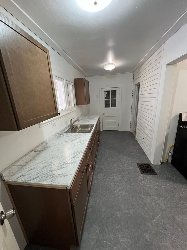 Building Photo - 3 Bedroom 1 Bathroom House (move in ready)