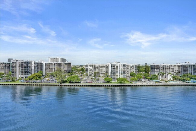 Building Photo - 3000 S Ocean Dr