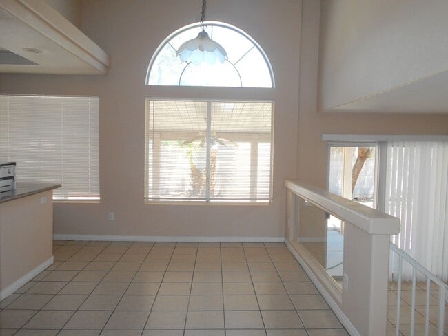 Building Photo - Spacious 4 bedroom Home Located in the Desirable Area of Henderson!