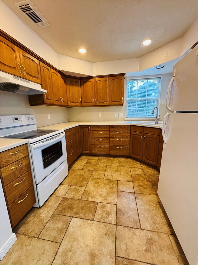 Building Photo - 506 Rosewood Dr