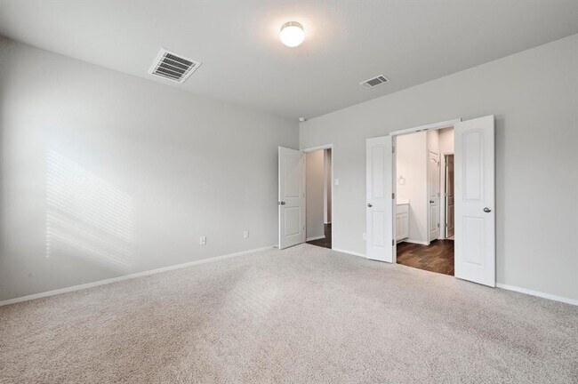 Building Photo - 215 Desperado Dr