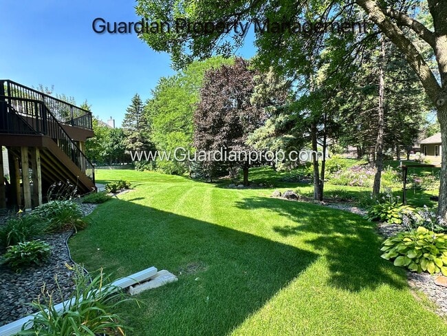 Building Photo - Eagan Single Family Home, 3 Car Garage, La...