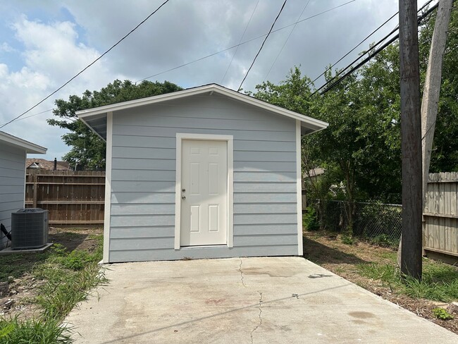 Building Photo - 4241 Green Grove Dr