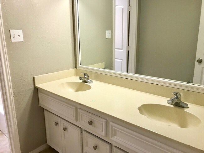 Building Photo - 8606 Geneva Ave