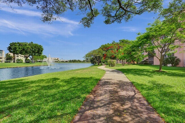 Building Photo - 14671 Bonaire Blvd