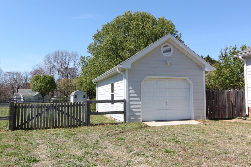 Building Photo - 8608 Manns Loop Rd