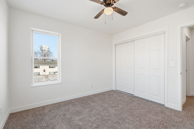 Building Photo - Brand New 3 Bedroom 2 1/2 bath - 2 Level Town House Condo in Hiawatha