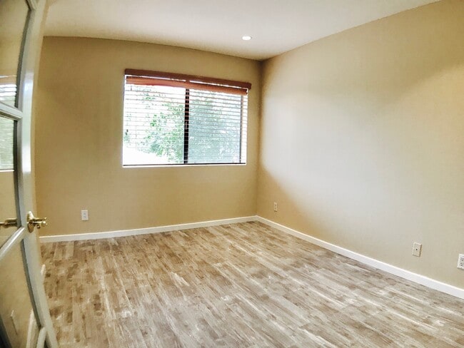 Building Photo - Beautiful Townhouse in Prime Glendale Area!