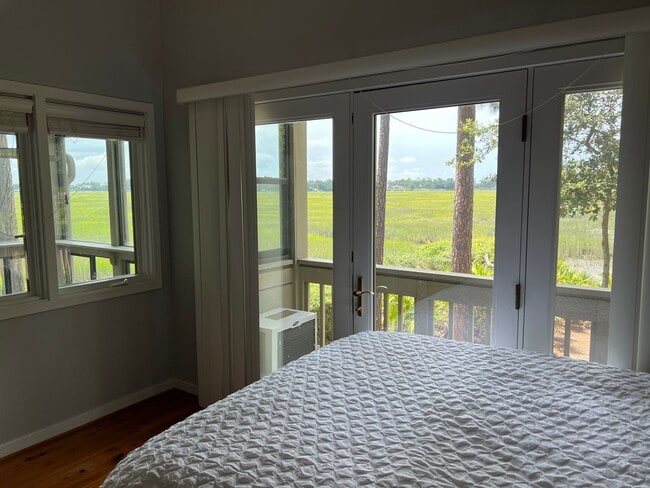 Building Photo - Beautiful Furnished Marsh Front Home - 6 mo Lease Term
