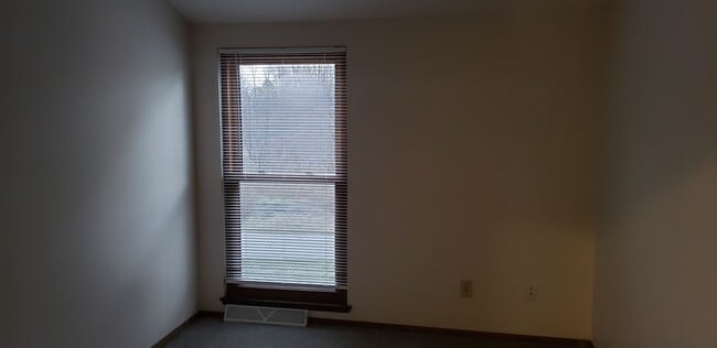 Building Photo - 3 BEDROOOM/1.5 BATH TOWNHOUSE
