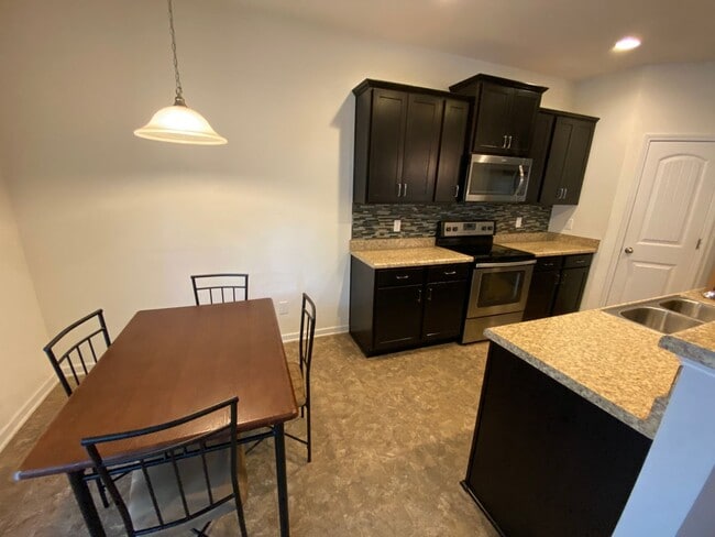 Building Photo - Room in 4 Bedroom Home at Bluegrove Rd