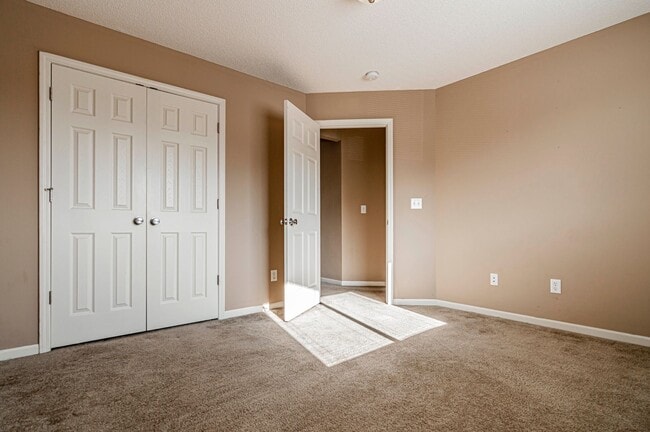 Building Photo - Spacious Home Close to Fort Riley!