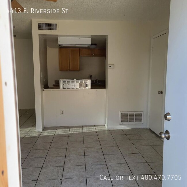 Building Photo - Don't miss out on this 2 bedroom, 1.5 bath...