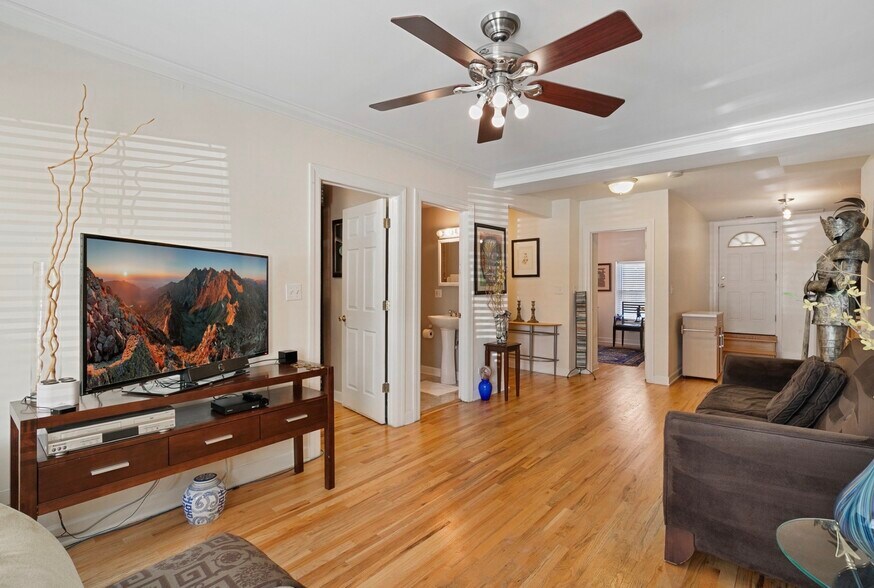 Building Photo - 2554 W Rosemont Ave