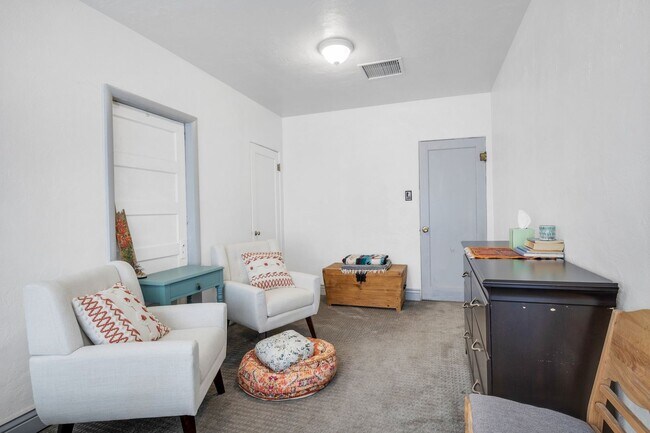Building Photo - Charming 3 Bedroom Home Centrally Located