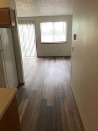Building Photo - Nice 3 Bedroom, 1.5 Bath Duplex Near Linfield