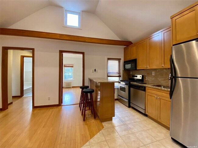 Building Photo - 53-56 72nd Pl-