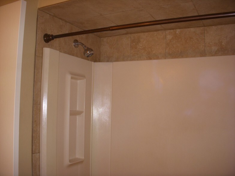 Tiled Bath Surround - 140 Dickinson Ln