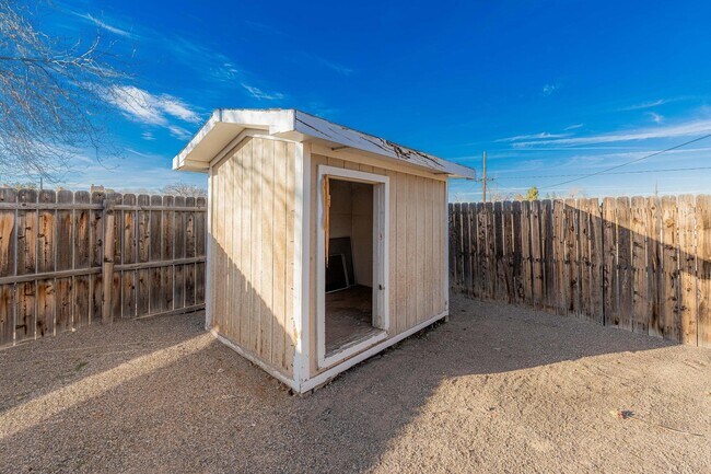 Building Photo - 609 Candelaria Rd NW