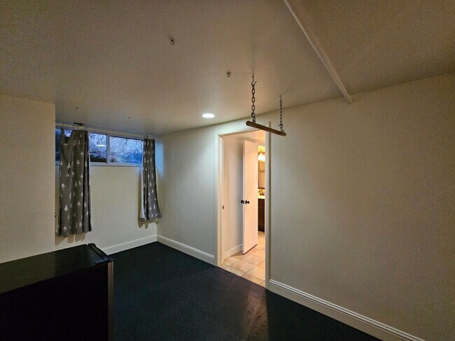 Building Photo - 2025 Lee St