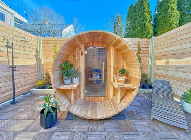 Building Photo - 136 Main St