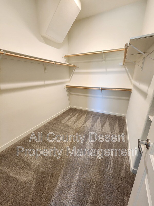 Building Photo - 78987 Yorkville Ln