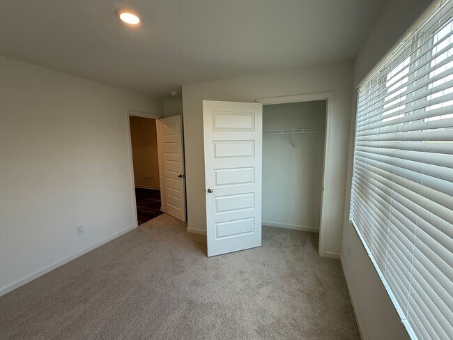 Building Photo - Caffee sub-division, very close to Mercedes plant, one level 4 Bedroom/2 Bath 1774 sqft