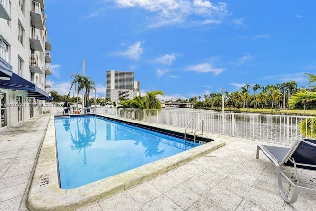 Building Photo - 1740 NW N River Dr