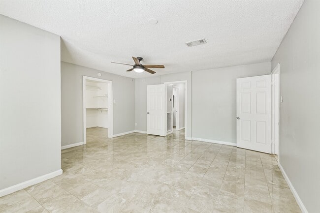 Building Photo - 623 E Cypresswood Dr