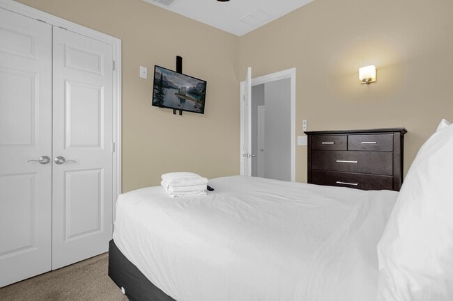 Building Photo - Luxury Resort Townhome Now for Lease