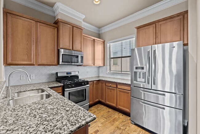 Building Photo - Luxury Townhouse in Fannin Station
